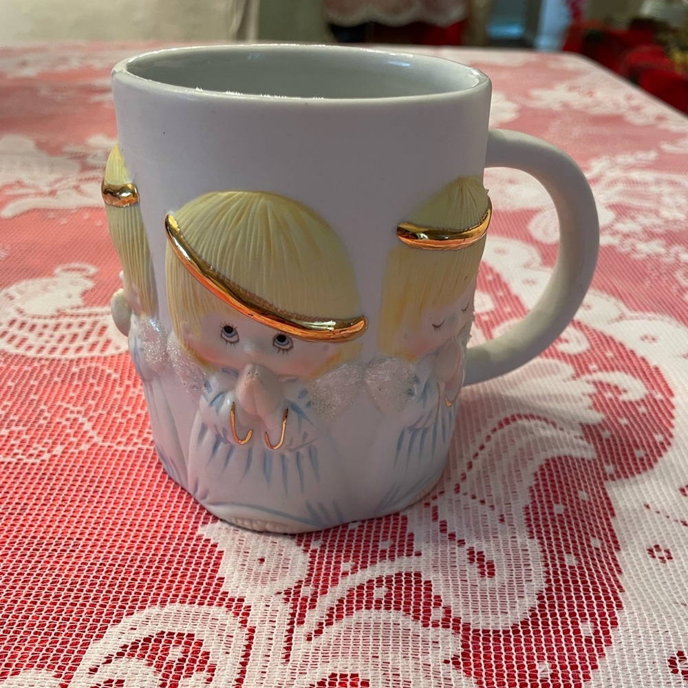 Vintage dimensional angel mug